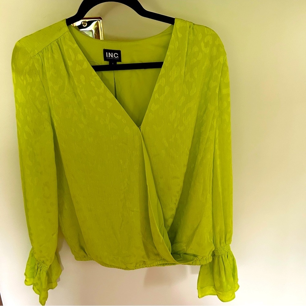 GORGEOUS 💚💚💚INC INTERNATIONAL CONCEPTS LONG SLEEVED TOP NWOT